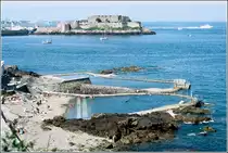 St. Peter Port. Die Meerwasser-Swimming Pools im S�den der Stadt mit Blick auf's Castle Cornet. Scan eines Dias vom Sommer 1993.
