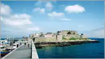 St. Peter Port. Das auf das 13. Jahrhundert zur�ckgehende Castle Cornet bewacht den Hafen. Scan eines Dias vom Sommer 1993.