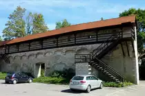 Ehingen, erhaltengebliebenes Stck Stadtmauer mit rekonstruiertem Wehrgang, Aug.2012