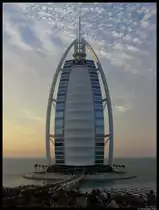 Das 1999 erffnete 7-Sterne-Hotel Burj al Arab ist eines der Wahrzeichen von Dubai. (07.12.2012)