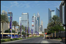 Strae nahe der Dubai Mall mit Blick auf die Downtown. (Dubai, 08.12.2012)