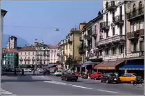 Locarno. Die Piazza Grande im Sommer 1979. Verglichen mit den aktuelleren Bildern hat sich der Platz allein schon durch die Verbannung des Autoverkehrs deutlich zu se�nem Vorteil entwickelt. Scan vom Dia.
