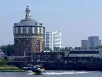 Der alte Wasserturm in ROTTERDAM; Hhe 48m; fasste ber 1Mio Liter Wasser, und wurde im Zeitraum von 187173 errichtet; Heutzutage beherbergt er ein Caf und Restaurant; 110902