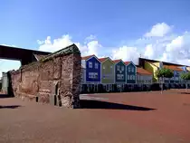 Alte Stadtmauerreste und moderne Huserzeile in der Hafenstadt Hellevoitsluis; 110828