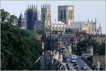 York. Von der Stadtmauer geht der Blick hinber zu den Trmen des Minster. Scan eines Dias vom August 1996.