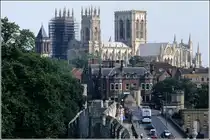 York. Von der Stadtmauer geht der Blick hin�ber zu den T�rmen des Minster. Scan eines Dias vom August 1996.