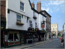 York. In der Goodramgate sind 'The Golden Slipper' und 'Royal Oak' in benachbarten Geb�uden untergebracht. Rechts ist das Stadttor Monk Bar zu sehen. Scan eines Dias vom August 1996.