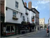 York. In der Goodramgate sind 'The Golden Slipper' und 'Royal Oak' in benachbarten Geb�uden untergebracht. Rechts ist das Stadttor Monk Bar zu sehen. Scan eines Dias vom August 1996.