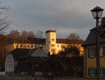 In den Alpen nennt man Phnomen  Alpenglhen ..

hier eher  Schloglhen .

Am 28.12.2012 machten wir einen Spaziergang durch Oberkotzau bei Hof. Die untergehende Sonne lie das Schlo im warmen Licht erstrahlen.