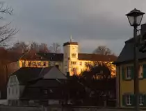 In den Alpen nennt man Phnomen  Alpenglhen ..

hier eher  Schloglhen .

Am 28.12.2012 machten wir einen Spaziergang durch Oberkotzau bei Hof. Die untergehende Sonne lie das Schlo im warmen Licht erstrahlen.