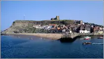 Whitby. Das East Cliff mit der St. Mary's Church. Scan eines Dias vom August 1996.