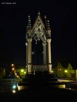 18.12.2012: Ltzen - OT-Grogrschen - bei Nacht. Denkmal Hessen-Homburg. Zur 100-Jahr-Feier der Schlacht bei Grogrschen 1913 errichtet (Entwurf: Schinkel), 1973 abgerissen und 1998 wieder aufgebaut.