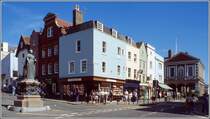 Windsor. An der High Street/Ecke Castle Hill steht ein Denkmal f�r Queen Victoria. Scan eines Dias vom Sommer 1995.