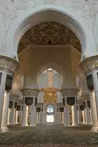 06.12.2012: In der Halle der Sheikh Zayed Moschee in Abu Dhabi liegt der angeblich grte Teppich der Welt (5625 Quadratmeter gro, aus 38 Tonnen Wolle und Baumwolle wurden 2,2 Milliarden Knoten geknpft) und hngt mit 15 Metern Hhe der grte Kronleuchter der Welt.