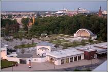 Der Kurpark von Rostock-Warnemnde. Im Hintergrund berragt die CELEBRITY CONSTELLATION die Huser des Ortes. Aufnahmedatum: 13.06.2007