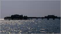 Brighton. Der 1866 erbaute West Pier in einer Aufnahme vom Sommer 1987. 1975 wurde er geschlossen und sollte renoviert werden. Inzwischen haben mehrere Feuer auf ihm gewtet und er ist teilweise zusammengebrochen. Scan vom Dia.