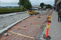 Fubodenheizung auf der Strae. Eigentlich kennt man Fubodenheizung in Wohnungen oder Husern. Hier in Hamar/Norwegen wird auf dem Fugngerweg Bodenheizung verlegt. Beobachtet am 10.07.2012.