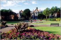 Dublin. Der St. Patrick's Park mit dem Liberties College im Hintergrund. Scan eines Dias vom 12.09.1997.