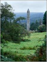 Der im 11. Jahrhundert erbaute Rundturm in Glendalough ist 33 m hoch. Scan eines Dias vom September 1997.