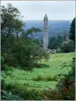 Der im 11. Jahrhundert erbaute Rundturm in Glendalough ist 33 m hoch. Scan eines Dias vom September 1997.