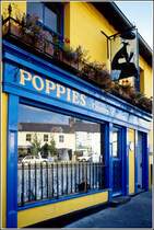 Enniskerry. In den Fensterscheiben von Poppies Country Cooking spiegeln sich die gegen�berliegenden H�user. Scan eines Dias vom September 1997.

