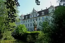Bad Waldsee, das Schlo� Waldsee, der sp�tgotische Neubau stammt von 1550, barocker Umbau von 1745, im Privatbesitz, Aug.2012