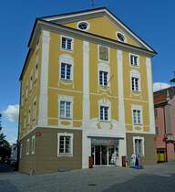 Bad Waldsee, die Becker'sche Apotheke, 1748 als Prlatur des Augustinerchorherrenstifts errichtet, Aug.2012