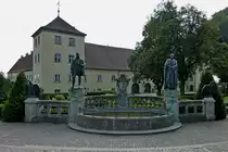 Heiligenberg in Oberschwaben, der F�rstenbrunnen auf dem historischen Postplatz stammt von 1914, Aug.2012