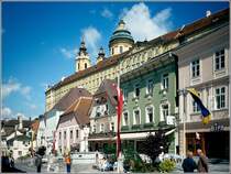 Melk. Oberhalb der Hauptstrae ist das Stift Melk zu sehen. Scan eines Dias vom Sommer 1991.

