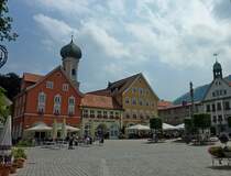 Immenstadt, Blick ber den Marienplatz mit dem Rathaus, ganz rechts, Aug.2012
