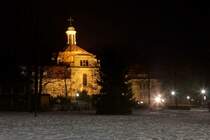 Das Kloster Ohrbeck gehrte frher zu Ohrbeck spter Hasbergen. Heute
zhlt es zur Stadt Georgsmarienhtte und liegt im Ortsteil Holzhausen.
Die imposante Klosterkirche wird heute noch vom Orden der Franziskaner
betreut. Sie ist zugleich Pfarrkirche fr das berwiegend katholische 
hausen. Unmittelbar neben der Kirche befindet sich eine bekannte Begeg-
nungssttte das  Haus Ohrbeck . Es ist ein ehemaliges Nonnenkloster.
Aufnahme am 28.01.2013.