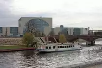 Das Kanzleramt in Berlin genau gegen�ber dem Hauptbahnhof. Gerade 
f�hrt ein Rundfahrtschiff vorbei.
Aufnahme am 18.11.2006