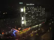 Berlin am 9.2.2007: Blick aus dem Hotel Park Inn am Alexanderplatz auf die Karl-Liebknecht-Str. um 19 Uhr