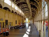 Marienbad (Marianske Lazne), Innenansichtder Kolonnaden mit vielen Gesch�ften und Restaurants, Okt.2006