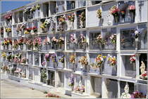 Conil de la Frontera. Urnengrber auf dem Friedhof. Scan eines Dias vom April 2000.

