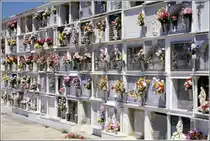 Conil de la Frontera. Urnengr�ber auf dem Friedhof. Scan eines Dias vom April 2000.

