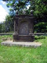 Mehrere dieser Gebilde mit Marienfigur stehen im Schlo�park von Klasterec, 18.06.07