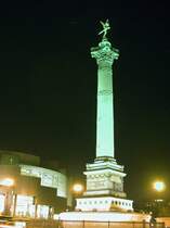 Frankreich, Paris 4e, 11e, 12e , Bastille Platz mit der Colonne de Juillet zwischen 1835 und 1840 errichtet, im Hintergrund die Bastille Oper, Nachtaufnahme vom 31.12.2002