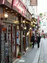 Frankreich, Paris 5e, rue Mouffetard, mit seinen Restaurants, seinen kleinen Gesch�ften, Metzgereien, B�ckereien, Obst- und Gem�sest�nden, 03.11.2010

