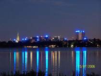 Blue Goals sind eine Idee des Hamburger K�nstlers Michael Batz und sind eine Konstruktion aus drei blauen Leuchtstoffr�hren, die auf D�chern von Hamburger Firmen und Hotels installiert wurden. Ein sch�nes Bild bietet sich dem n�chtlichen Spazierg�nger an der Au�enalster. Von dort aus kann er gleich weit �ber f�nfzehn Blue Goals, die auf Geb�uden am Rande der Alster installiert sind, bewundern. 