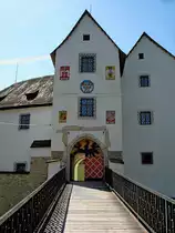 Burg Seeberg im Egerland, der Aufgang zur Kernburg mit dem gotischen Portal f�hrt �ber den Halsgraben, fr�her mit Zugbr�cke versehen, Mai 2007