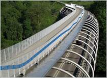 Doppelst�ckige Talbr�cke (oben Fu�g�nger und Radfahrer, unten Autos) zwischen Stuttgart-Vaihingen und Stuttgart-Kaltental. Die Autos verschwinden an beiden Enden der Br�cke im Berg. Ingenieure: Schlaich, Bergermann und Partner. 27.5.2005 (Matthias)