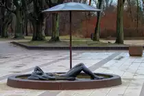 Am Hauptzugang zum Strand von Karlshagen liegt diese unbekleidete Dame bei jeder Witterung, hier nach einem Regenschauer. - 04.02.2013