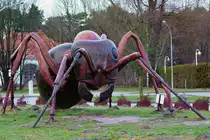 Das Modell einer Riesenameise steht am Parkplatz der Schmetterlingsfarm in Trassenheide, im Hintergrund das Bahnhofsgeb�ude der UBB. - 04.02.2013