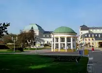 Franzensbad im Egerland, Blick auf die Kurpromenade, im Vordergrund die Franzensquelle, Okt.2006