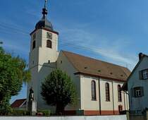 Jechtingen am Kaiserstuhl, die katholische Pfarrkirche im sptromanischen Stil, Okt.2012