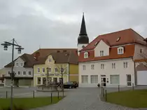 Simbach bei Landau, Marktplatz mit St. Bartholom�us Kirche (02.02.2013)