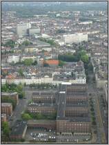 Blick aus dem Rheinturm auf D�sseldorf mit den Stadtteilen Unterbilk und Friedrichstadt, aufgenommen am 06.08.2006. Die im oberen Bilddrittel erkennbare Kirche St. Peter wurde am 20.06.2007 durch einen Dachstuhlbrand w�hrend Sanierungsarbeiten schwer besch�digt.  