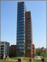 Hier sieht man die schmale Seite des Wohnhochhauses der  Wohnresidenz Portobello  in Dsseldorf von der schmalen Seite. (22.04.2007) 