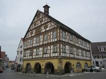 Neuffen, Rathaus, erbaut ab 1657, stattlicher Fachwerkbau mit Arkaden (17.02.2013)